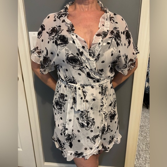 IN BLOOM Black and White Floral Robe and Nightie Set | Size Large - Picture 14 of 14